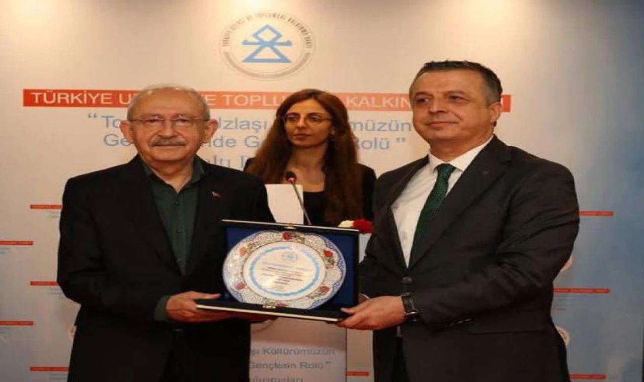 Kemal Kılıçdaroğlu’na “İnsan-ı Kâmil Onur Ödülü” verildi