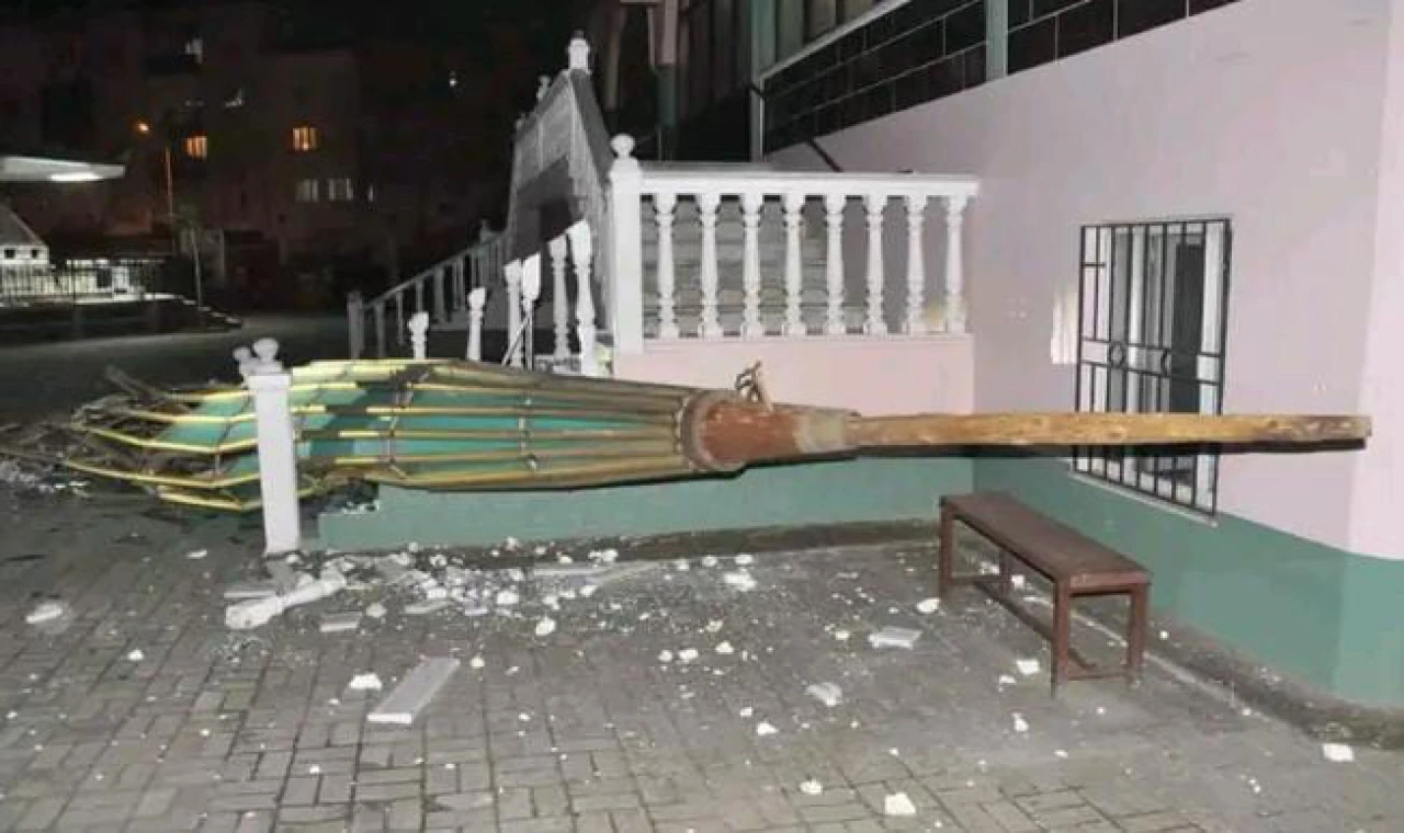 Salihli’de Fırtına Hayatı Felç Etti 100’den Fazla Ağaç Devrildi Minare Külahı Uçtu