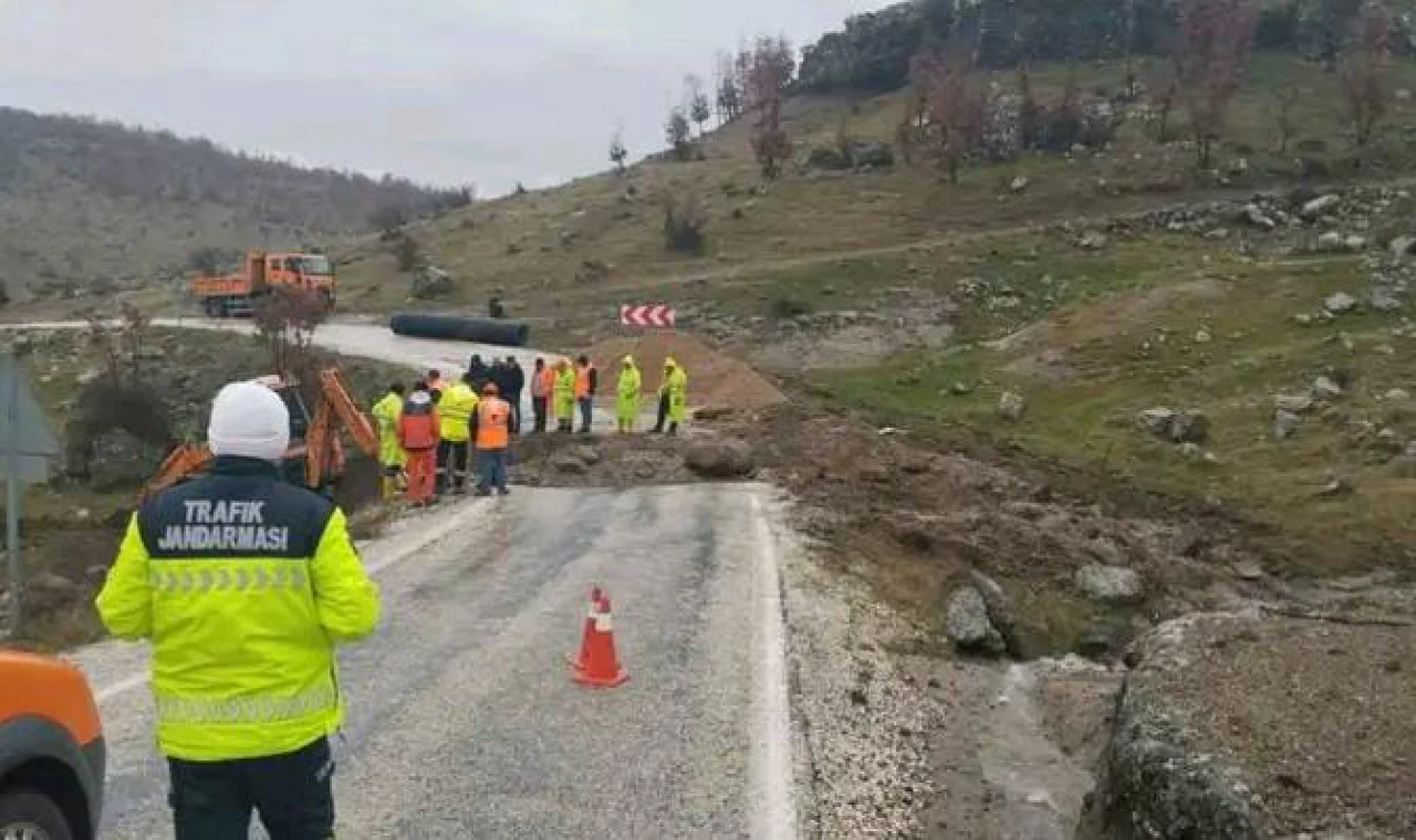 Simav Karayolu’nda Çökme: Yol Trafiğe Kapatıldı
