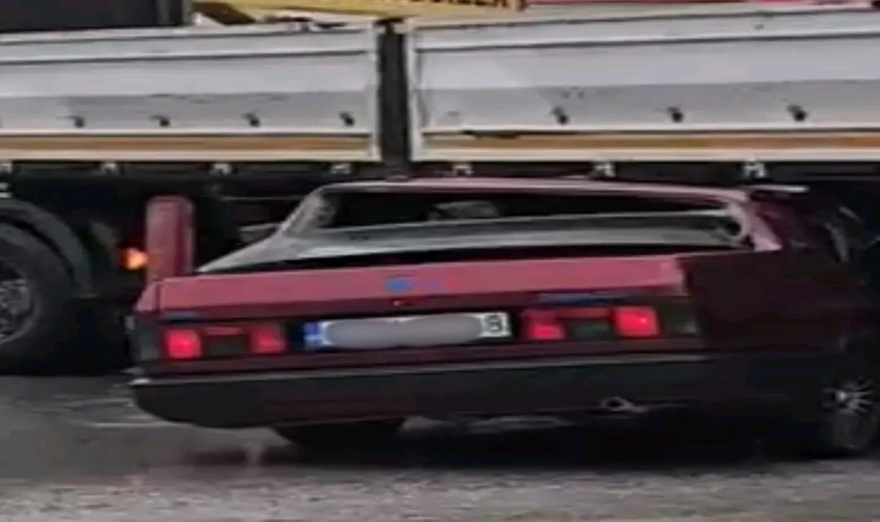 Turgutlu’da Otomobil Tırın Altında Kaldı!