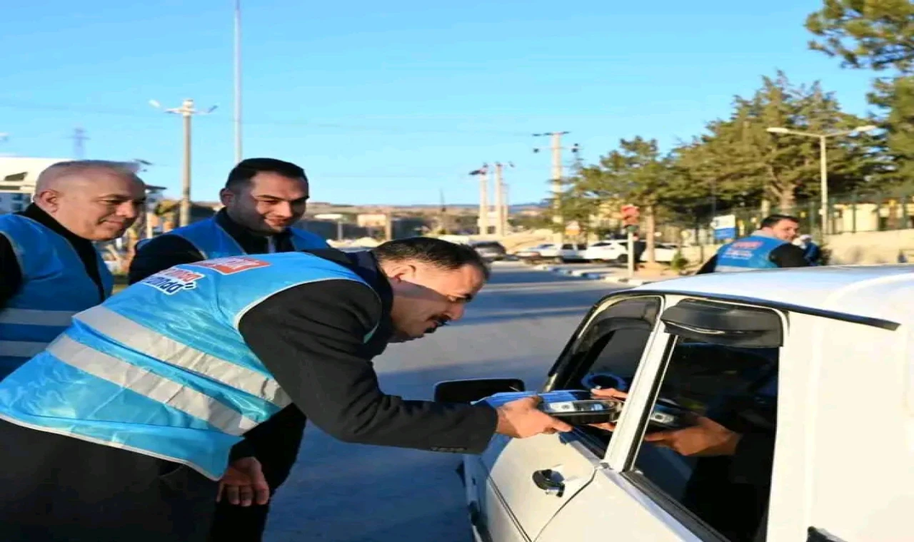 Demirci’de Trafikteki Vatandaşlara “İftara 5 Kala” Etkinliğiyle İftariyelik İkramı