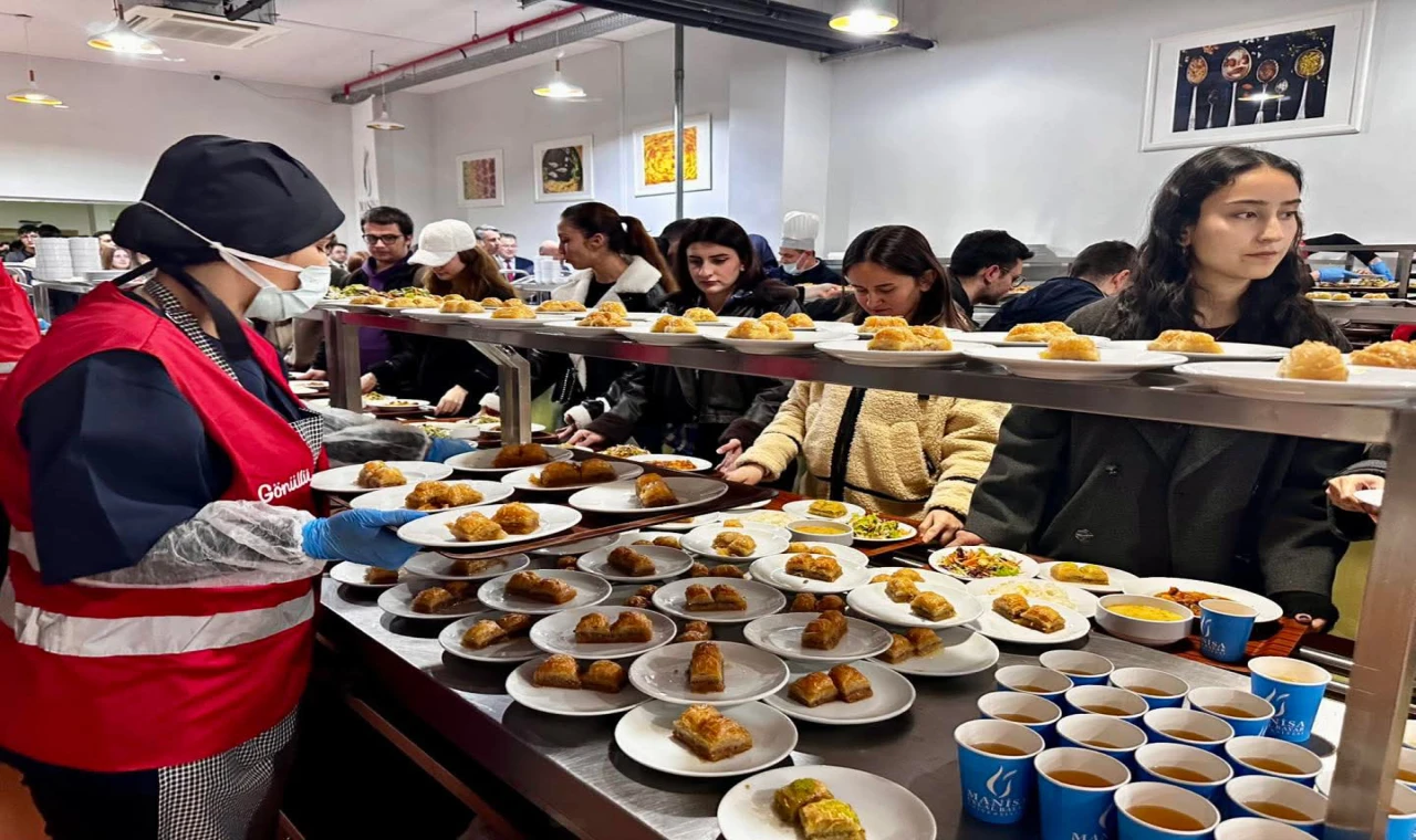 Manisa'da Üniversiteliler Kızılay'ın Iftar Sofrasında Buluştu