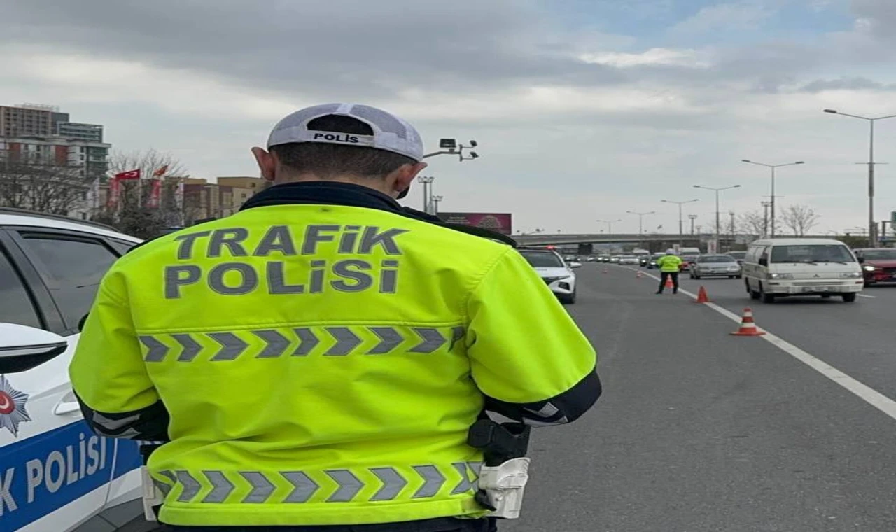 Salihli’de ‘Dur’ İhtarına Uymadı Polis Aracına Çarptı 725 Bin TL Ceza Yedi!