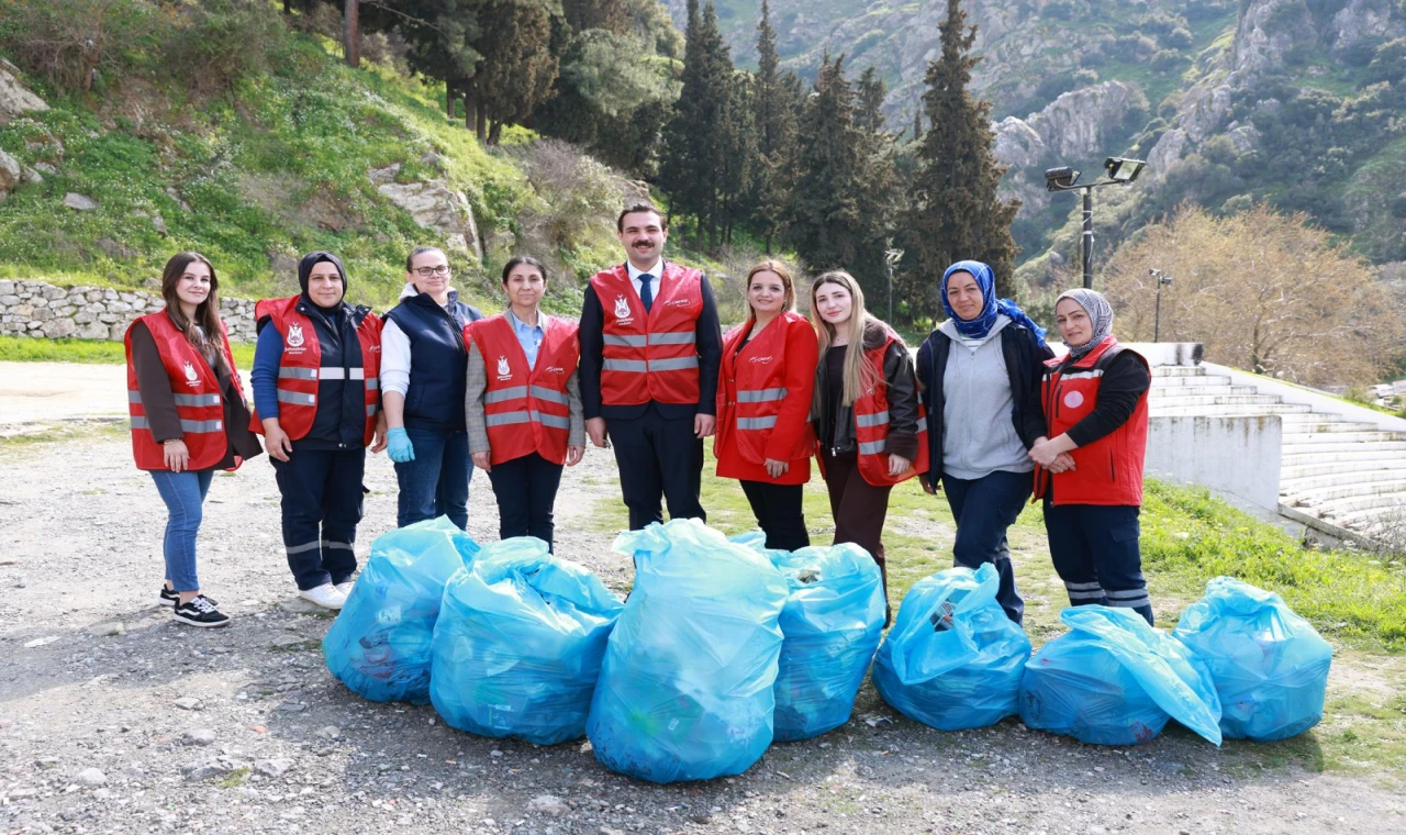 ŞEHZADELER BELEDİYESİNDEN SPİL’DE ANLAMLI TEMİZLİK