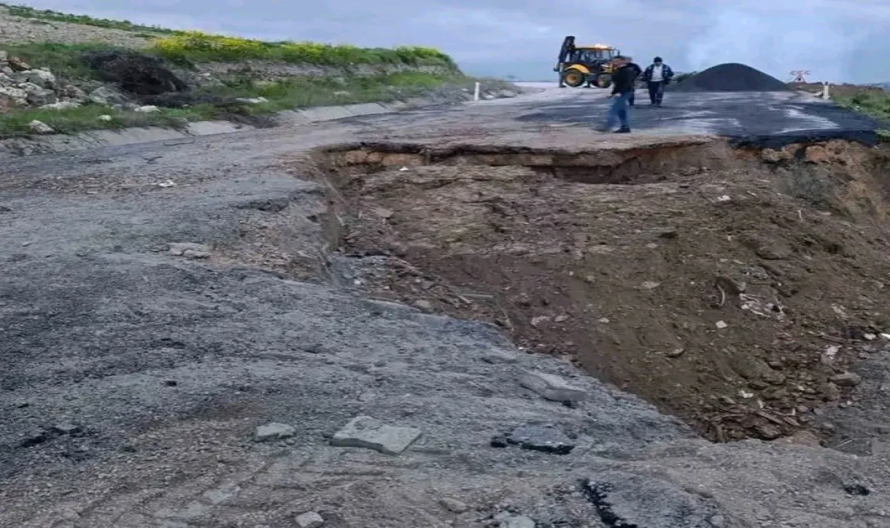 Selendi’de Yol Çökmesi Ulaşımı Aksattı