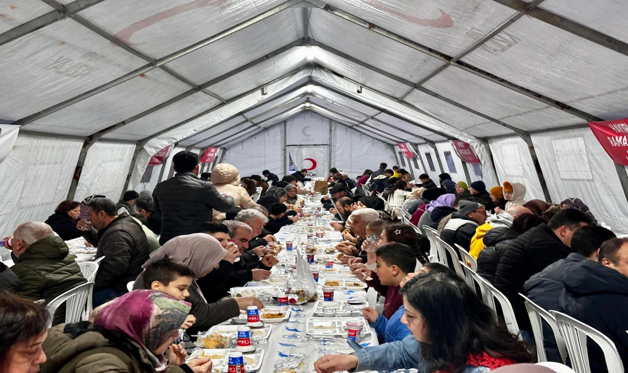 Türk Kızılay'ından Manisa'da Bin kişilik İftar Programı