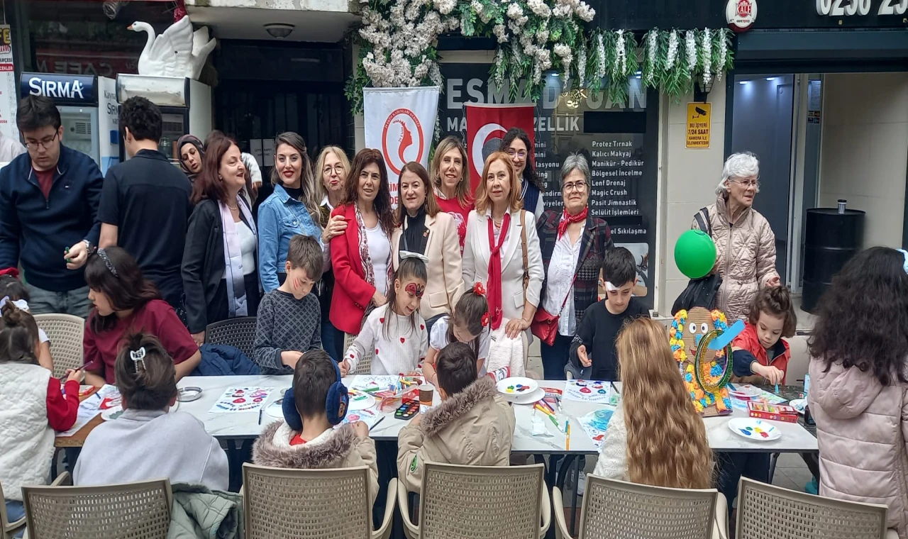 29 Ekim Kadınları, 23 Nisan Coşkusunu Çocuklara Resimlerle Yaşattı!