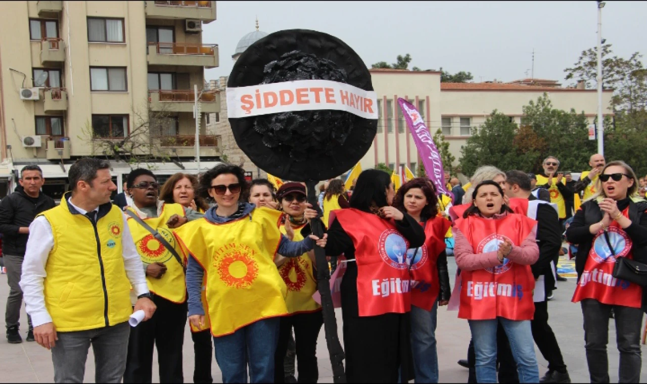 Eğitim Sendikalarından Siyah Çelenkli Protesto
