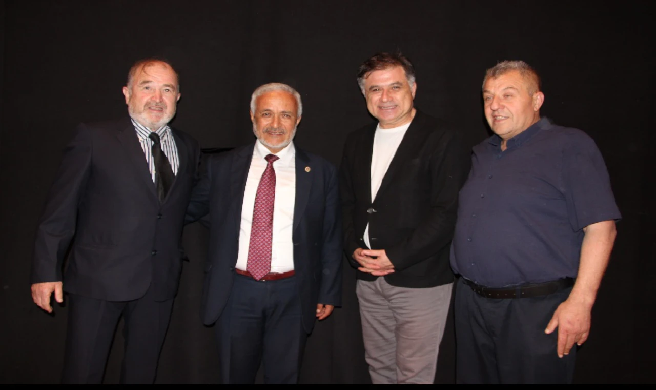 İzmir’de Anlamlı Geceye Yoğun Katılım… Mehmet Can Dikkat Çekti!