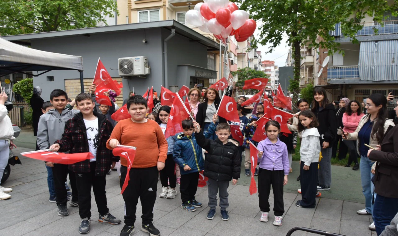 Kuyualan Mahallesi’nde 23 Nisan’a Anlamlı Kutlama... Gökyüzüne 23 Balon Bırakıldı!