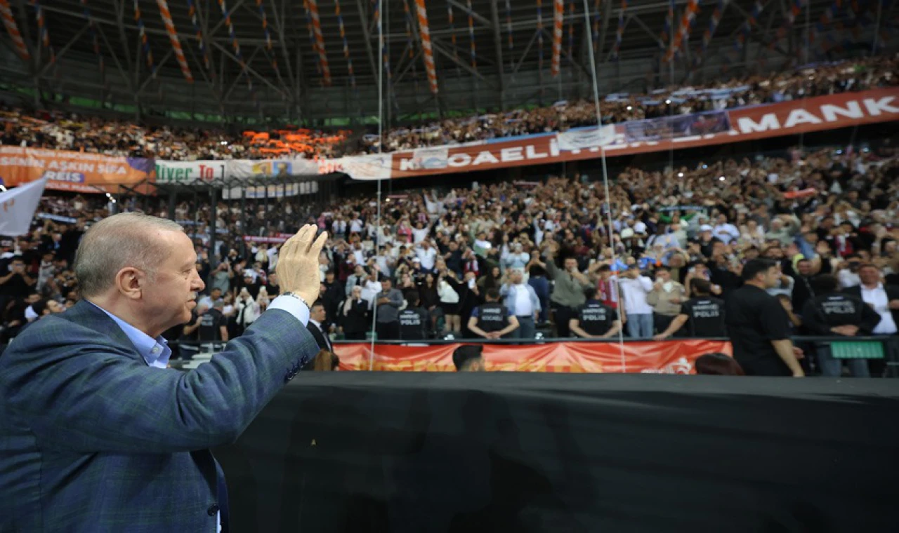 “Mesir Macunu Değil Senin Aşkın Şifa Reis” Pankartı Sosyal Medyada Gündem Oldu
