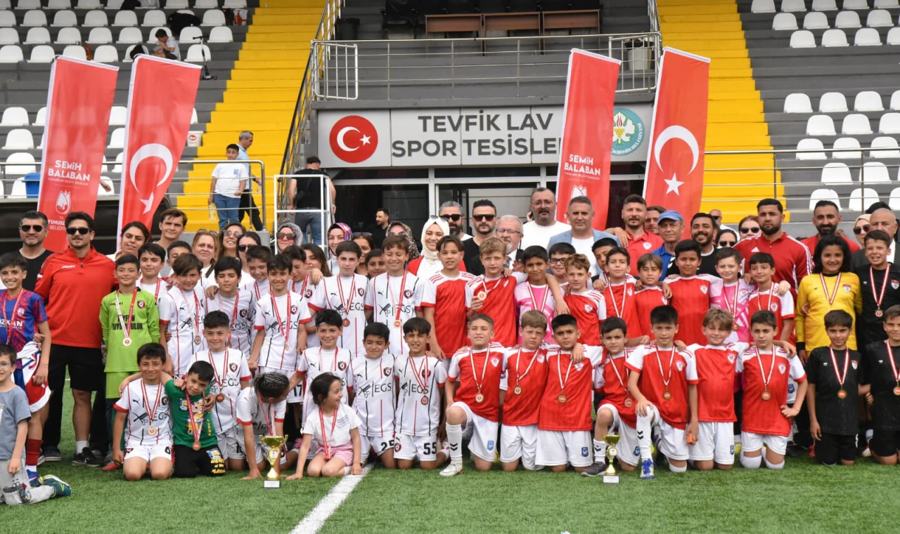 MİNİK FUTBOLCULAR 19 MAYIS RUHUNU SAHAYA TAŞIDI