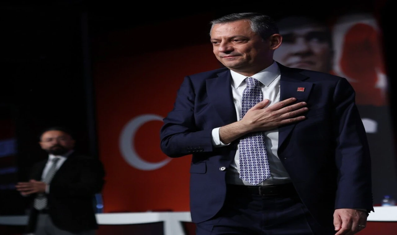 Özgür Özel Yeniden CHP Grup Başkanı Seçildi