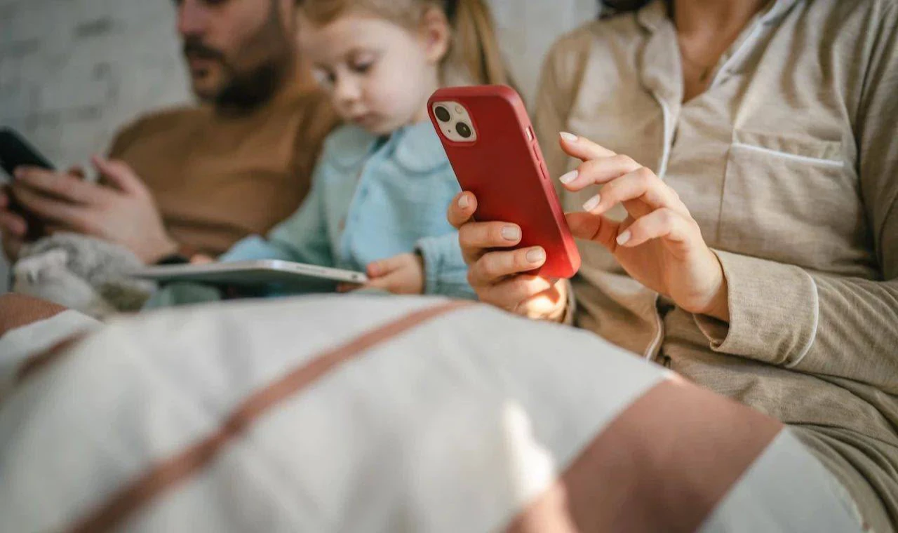 Telefon Bağımlısı Ebeveynler Çocukların Ruh Sağlığını Olumsuz Etkileyebilir