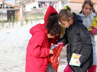 ÇOCUKLARIN YÜZÜNÜ GÜLDÜRDÜLER