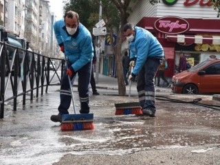 MANİSA'DA CADDELER YIKANIYOR