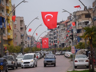 İLÇEDE CADDELER BAYRAKLA DONATILDI