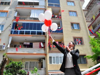 İLKOKUL MÜDÜRÜ BALON SAÇTI