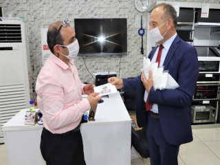 BAŞKAN AKIN'DAN MASKE HEDİYESİ