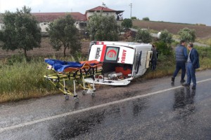 HASTA TAŞIYAN AMBULANS DEVRİLDİ