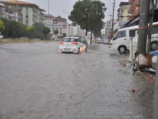 İLÇEDE AŞIRI YAĞIŞ HAYATI FELÇ ETTİ