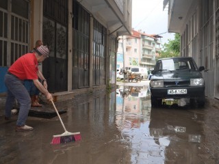 SAĞANAK YAĞIŞ HAYATI OLUMSUZ ETKİLEDİ