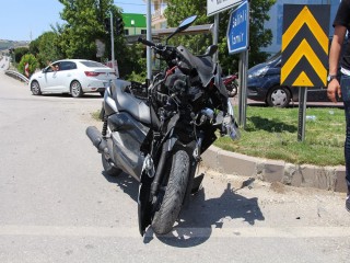 OTOMOBİL İLE MOTOSİKLET ÇARPIŞTI