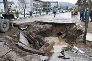 BANKALAR CADDESİ'NDE ADETA YER YARILDI