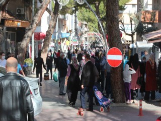 ALAŞEHİR'DE TEHLİKELİ KALABALIK