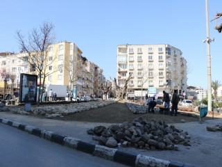 BARIŞ MANÇO MEYDANI'NA KAYA BAHÇESİ