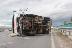 KAMYONET KÖPRÜ ÜZERİNDE DEVRİLDİ