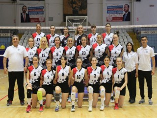 VOLEYBOL KURSU GENÇLERİ YETİŞTİRİYOR