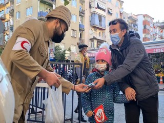 KIZILAY BAYRAK VE KURU ÜZÜM DAĞITTI