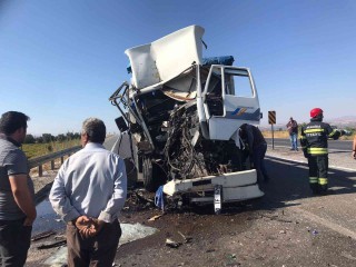 KAMYONLA TIR ÇARPIŞTI: 1 YARALI