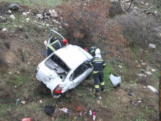 Kontrolden çıkan otomobil şarampole devrildi