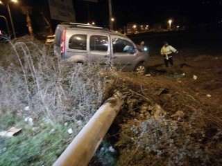 Manisa’da hafif ticari araç direğe çarptı: 1 ölü, 1 yaralı