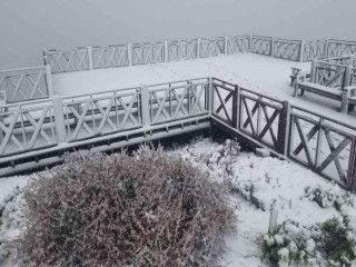 Spil Dağı Milli Parkı’na yılın ilk karı düştü