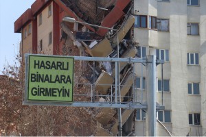 HASARLI BİNALARA GİRMEYİN UYARISI