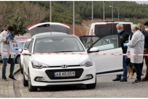 BAŞINDA POŞETLE HASTANE ÖNÜNDE ÖLÜ BULUNDU