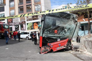 BELEDİYE OTOBÜSÜ KONTROLDEN ÇIKTI : 10 YARALI