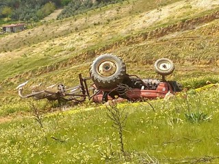 DEVRİLEN TRAKTÖRÜN ALTINDA KALAN ÇİFTÇİ ÖLDÜ