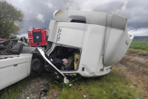 İZMİR'DE KAMYONLA TIR ÇARPIŞTI :1 ÖLÜ