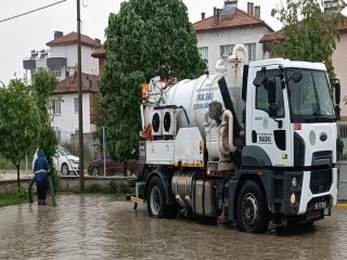 SAĞANAK YAĞMUR SELENDİ'DE SU BASKINLARINA SEBEP OLDU