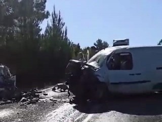 MANİSA'DA OTOMOBİLLE HAFİF TİCARİ ARAÇ ÇARPIŞTI: 2 ÖLÜ, 3 YARALI