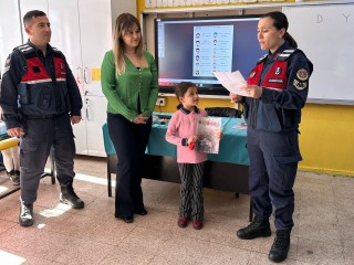 YAZDIKLARI MEKTUPLARLA JANDARMAYI DUYGULANDIRDILAR