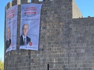 Diyarbakır Surları’na Devlet Bahçeli Posteri Asıldı