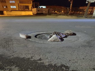 Manisa’da Kırık Logar Kapağına Taşlı Güvenlik Önlemi Tepki Çekti!