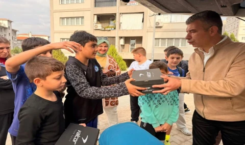 Soma’da Çocuklara Forma ve Top Sürprizi