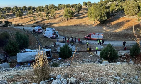 Tarım İşçilerini Taşıyan Minibüs Şarampole Yuvarlandı, 5 Ölü, 13 Yaralı