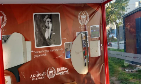 Akhisar’da Durak ve Afişlere Çirkin Saldırı